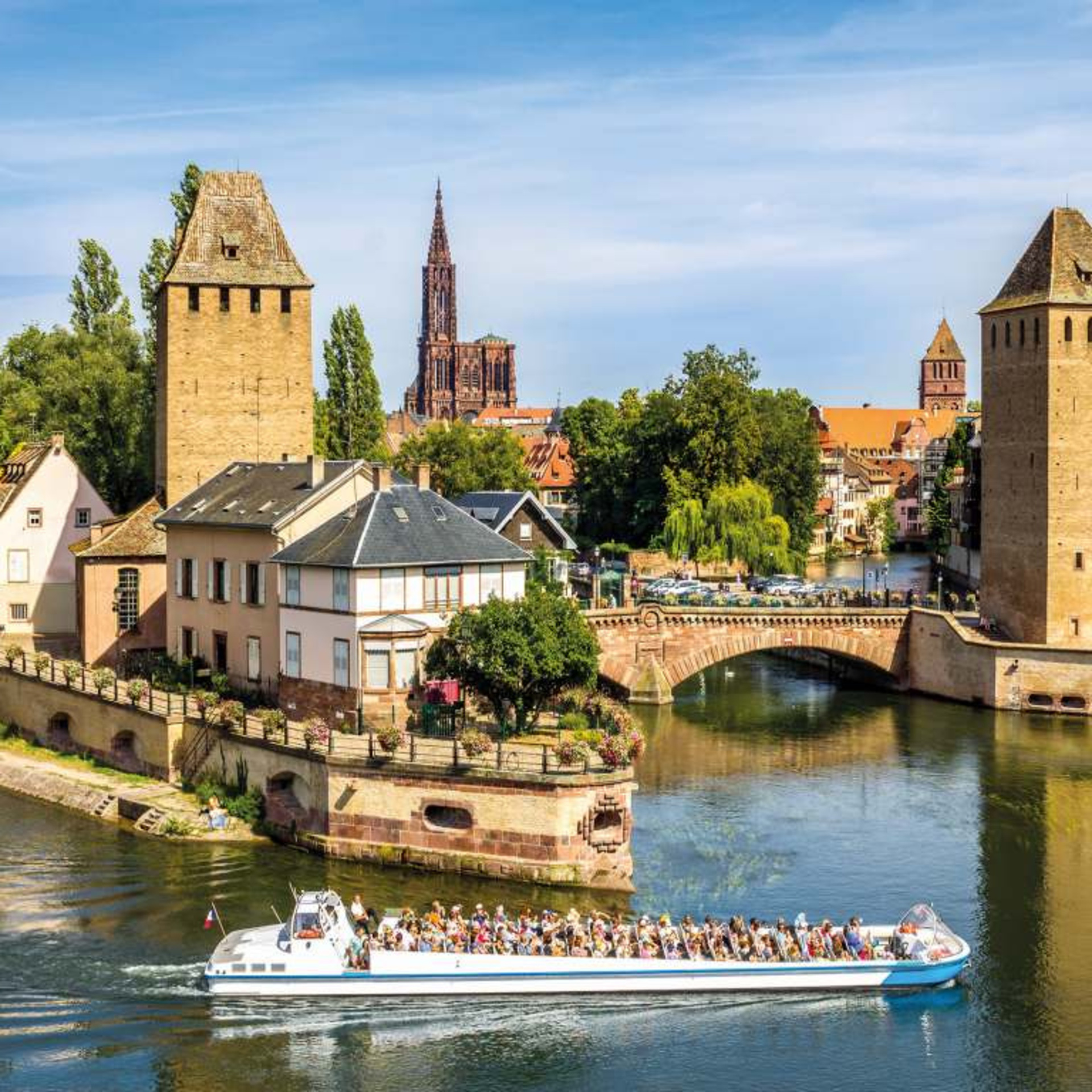 Fluss in Straßburg mit einem Touristenboot im Vordergrund