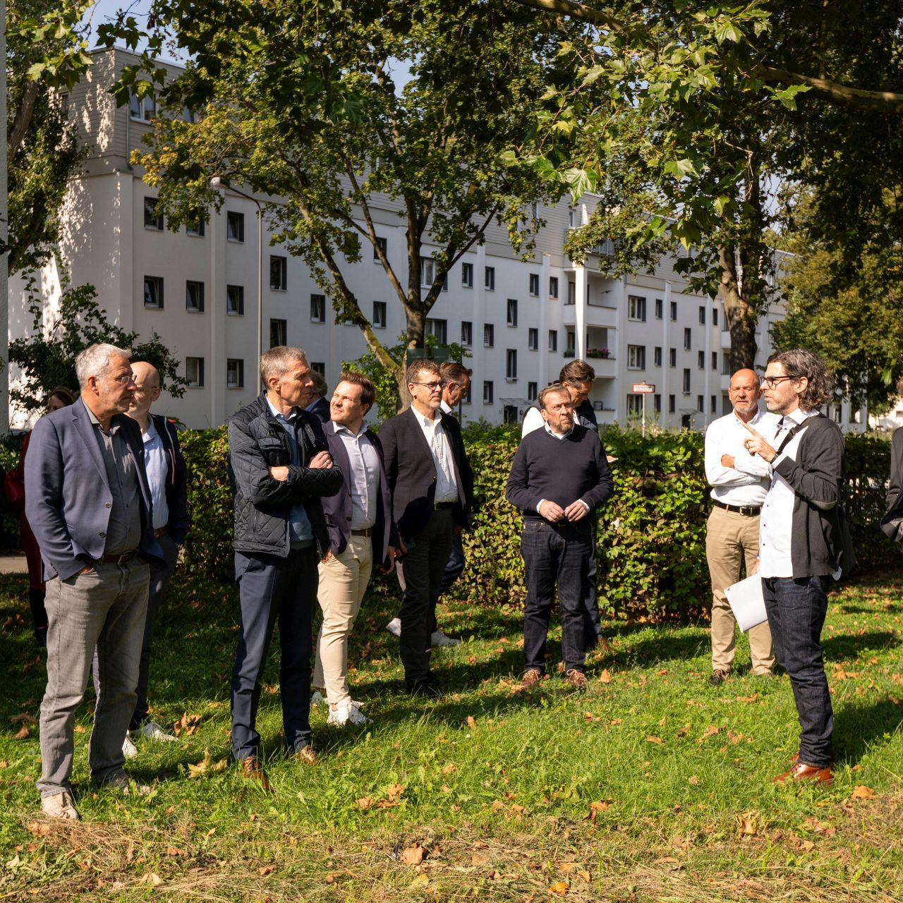 Sven Schubert, Projektmanager für Sonderaufgaben bei der NHW im Unternehmensbereich Modernisierung und Großinstandhaltung, spricht zu den Mitgliedern der Arbeitsgemeinschaft der Wohnungswirtschaft Ostwestfalen-Lippe