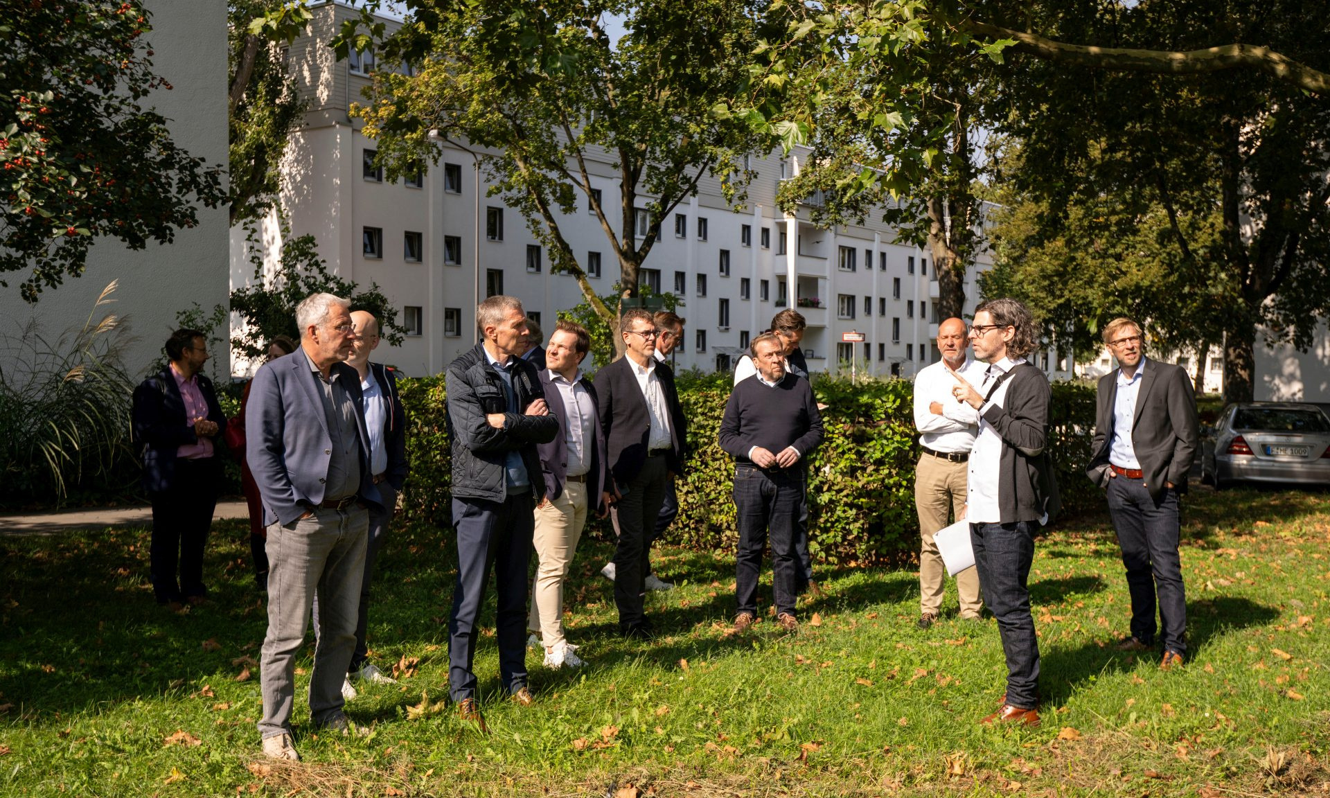 Sven Schubert, Projektmanager für Sonderaufgaben bei der NHW im Unternehmensbereich Modernisierung und Großinstandhaltung, spricht zu den Mitgliedern der Arbeitsgemeinschaft der Wohnungswirtschaft Ostwestfalen-Lippe