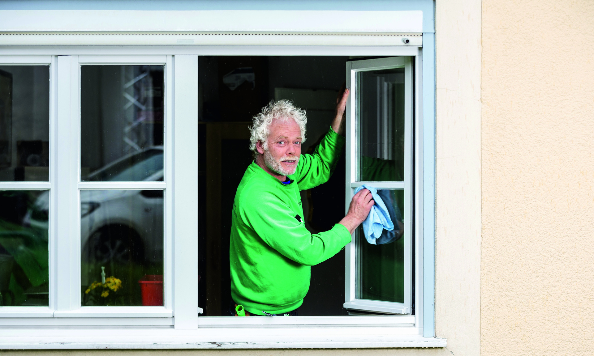 WST-Teammitglieder beim Fensterputzen