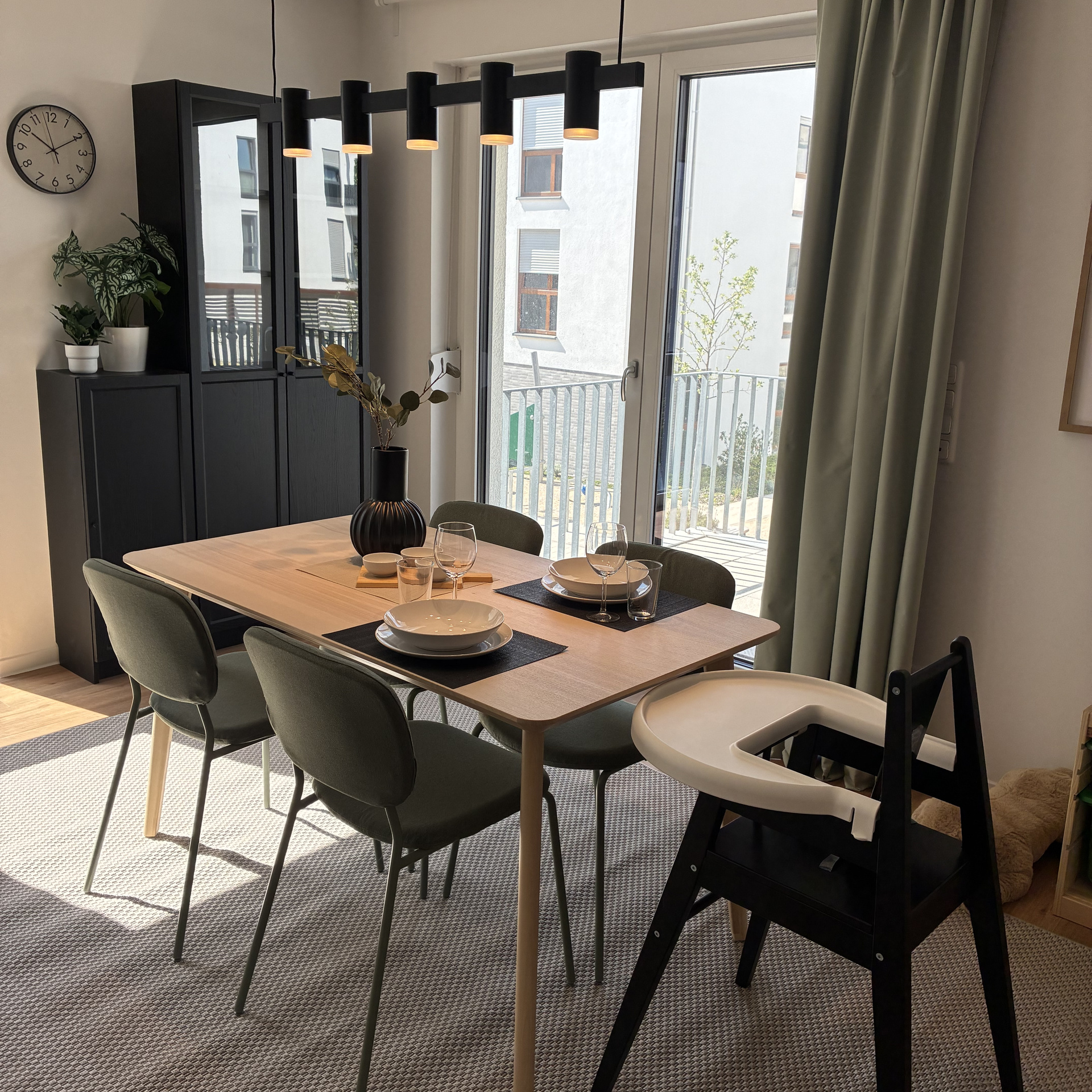 Zu sehen ist die mit IKEA eingerichtete Musterwohnung im Essbereich mit Tisch und Stühlen