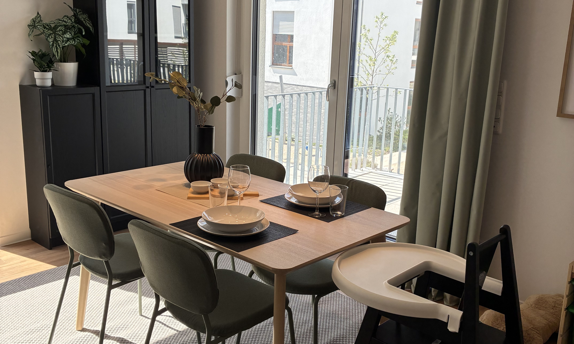 Zu sehen ist die mit IKEA eingerichtete Musterwohnung im Essbereich mit Tisch und Stühlen
