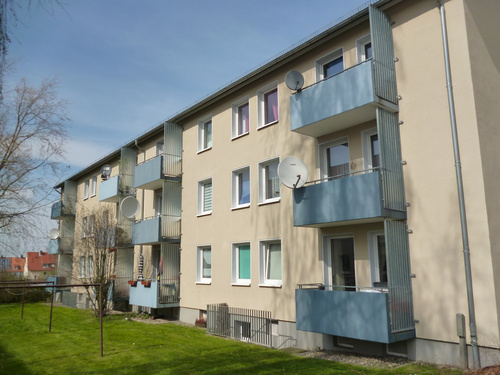 Praktisch geschnittene 3-Zimmer-Wohnung mit Badewanne und Kellerraum
