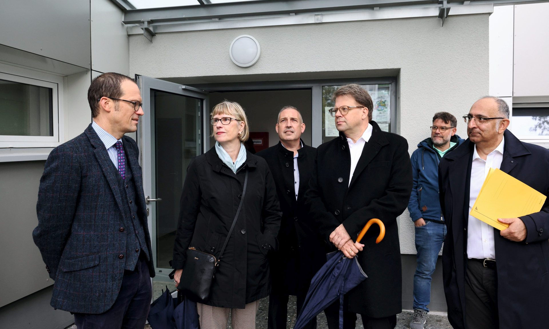 Beim Presserundgang dabei waren NHW-Geschäftsführerin Monika Fontaine-Kretschmer, Oberbürgermeister Dr. Heiko Wingenfeld (3. v. re.), Stadtbaurat Daniel Schreiner (li.), NHW-Regionalcenterleiter Sascha Holstein (3. v. li.) und Reza Tehrani, NHW-Fachbereichsleiter Modernisierung/Großinstandhaltung.