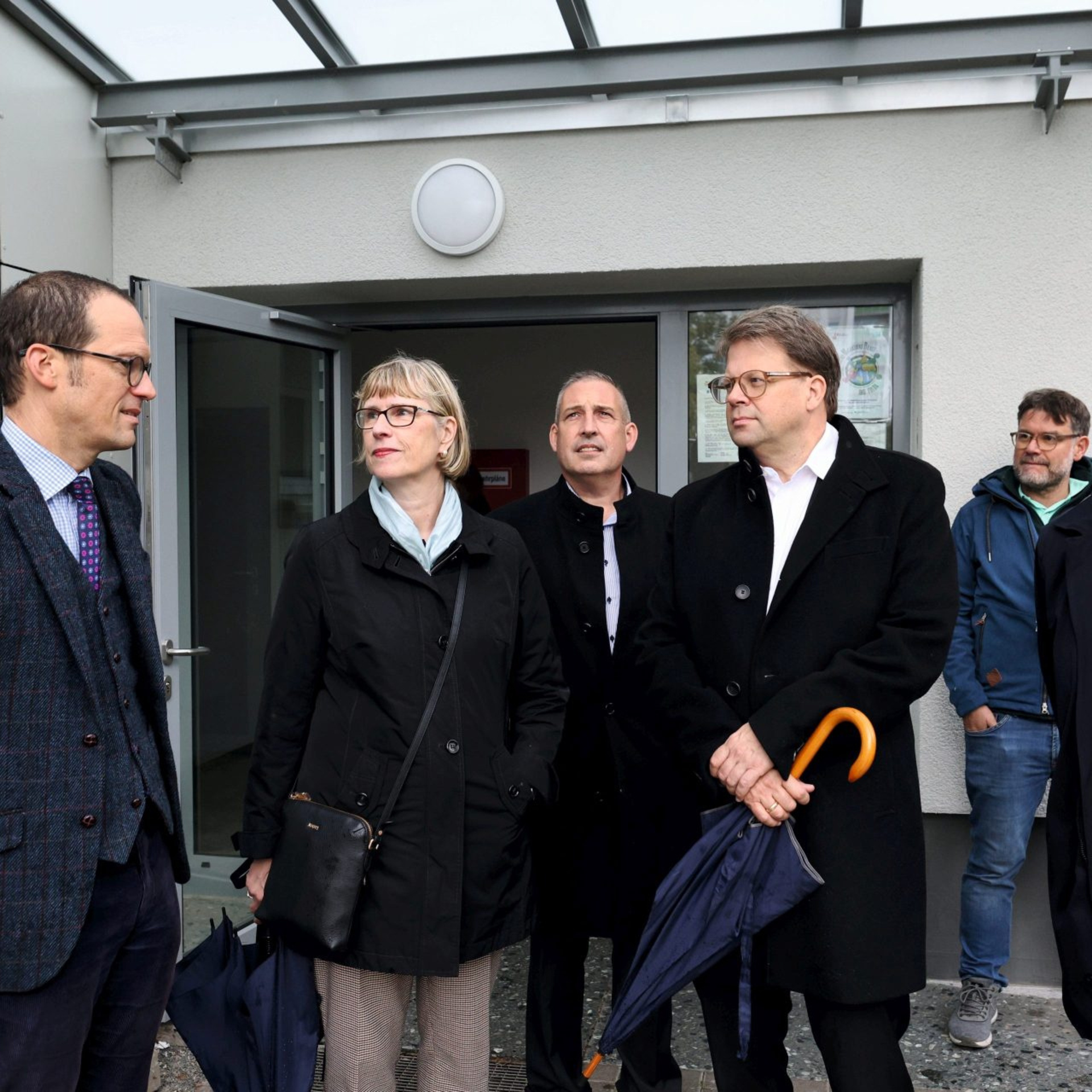 Beim Presserundgang dabei waren NHW-Geschäftsführerin Monika Fontaine-Kretschmer, Oberbürgermeister Dr. Heiko Wingenfeld (3. v. re.), Stadtbaurat Daniel Schreiner (li.), NHW-Regionalcenterleiter Sascha Holstein (3. v. li.) und Reza Tehrani, NHW-Fachbereichsleiter Modernisierung/Großinstandhaltung.