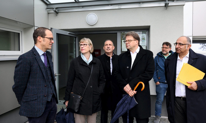 Beim Presserundgang dabei waren NHW-Geschäftsführerin Monika Fontaine-Kretschmer, Oberbürgermeister Dr. Heiko Wingenfeld (3. v. re.), Stadtbaurat Daniel Schreiner (li.), NHW-Regionalcenterleiter Sascha Holstein (3. v. li.) und Reza Tehrani, NHW-Fachbereichsleiter Modernisierung/Großinstandhaltung.