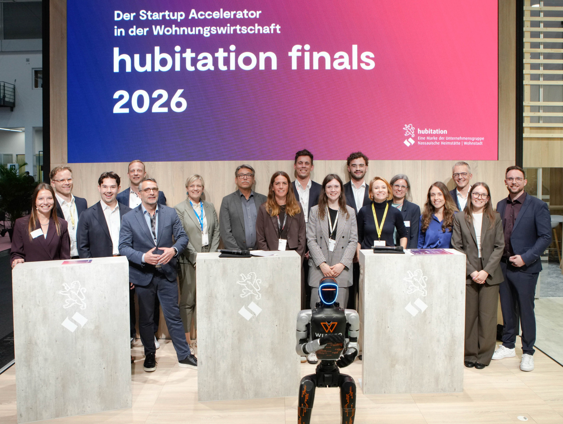 Startups, Tandempartner, Jury und Moderatoren-Team beim gemeinsamen Gruppenfoto nach den hubitation finals.
