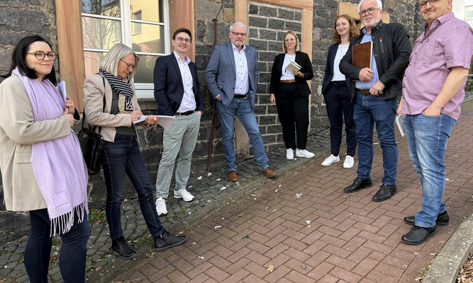 (v.l.) Laura Guthier, Dr. Kerstin Grünenwald (beide HessenAgentur), Andrej Müller (HMWVW), BGM Guido Kempel, Nicole Thamm, Katharina Müller (beide Kernbereichsmanagement NHW | ProjektStadt)), 1. Stadtrat Herbert Weber und Bernd Euler (Stadt Gedern).
