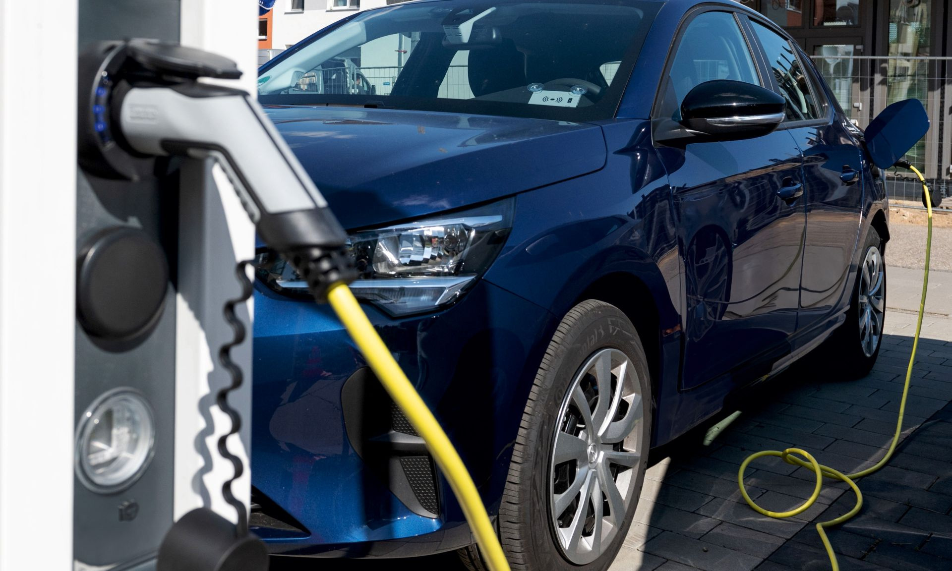 E-Auto steht an einer Ladesäule und tankt Strom.