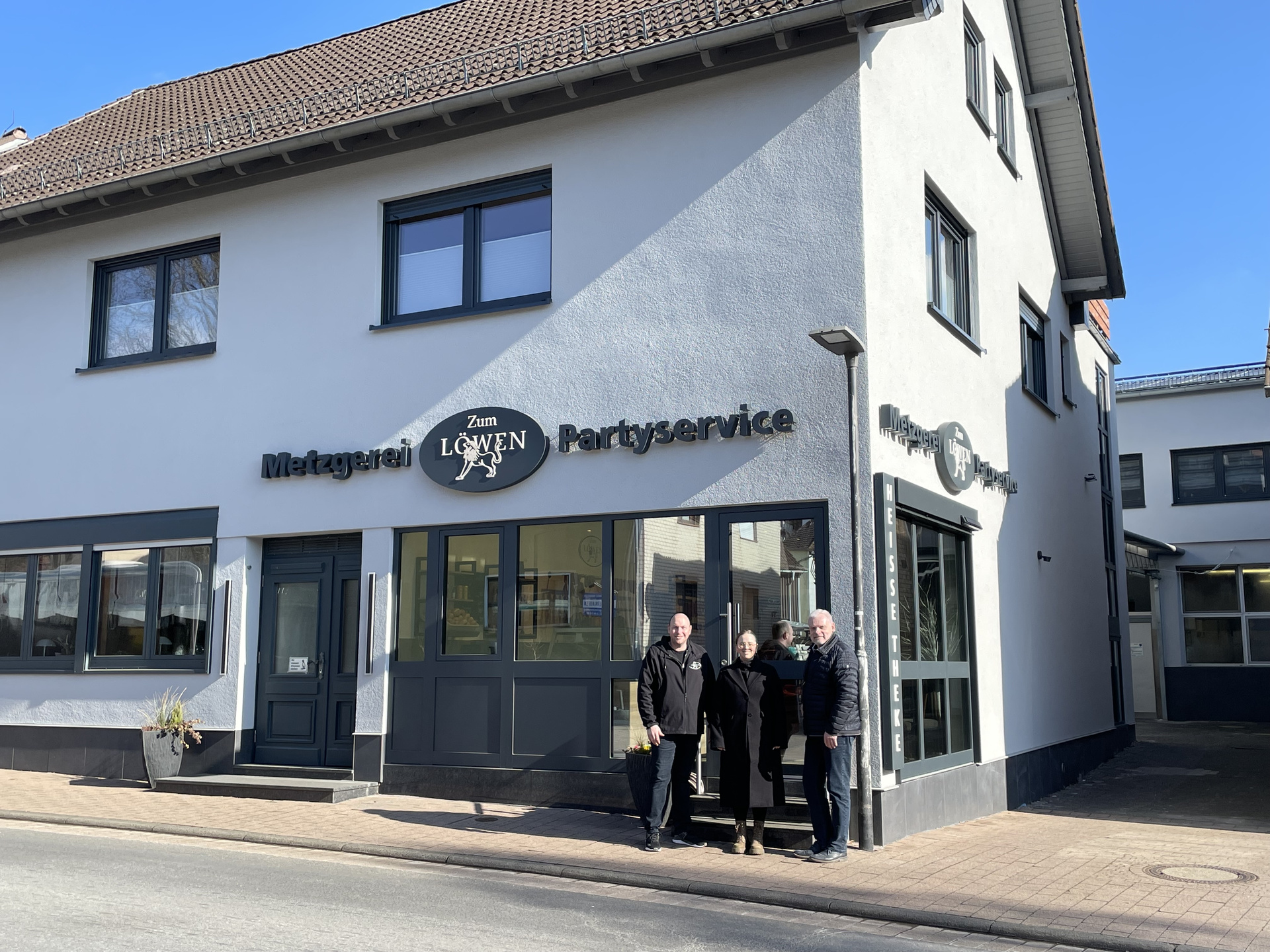 Vor der Metzgerei: (v..l.n.r.) Eigentümer Christoph Oberheim, Projektleiterin Kernbereichsmanagement Nicole Thamm und Bürgermeister Guido Kempel bei der erfolgreichen Abnahme der Maßnahme.