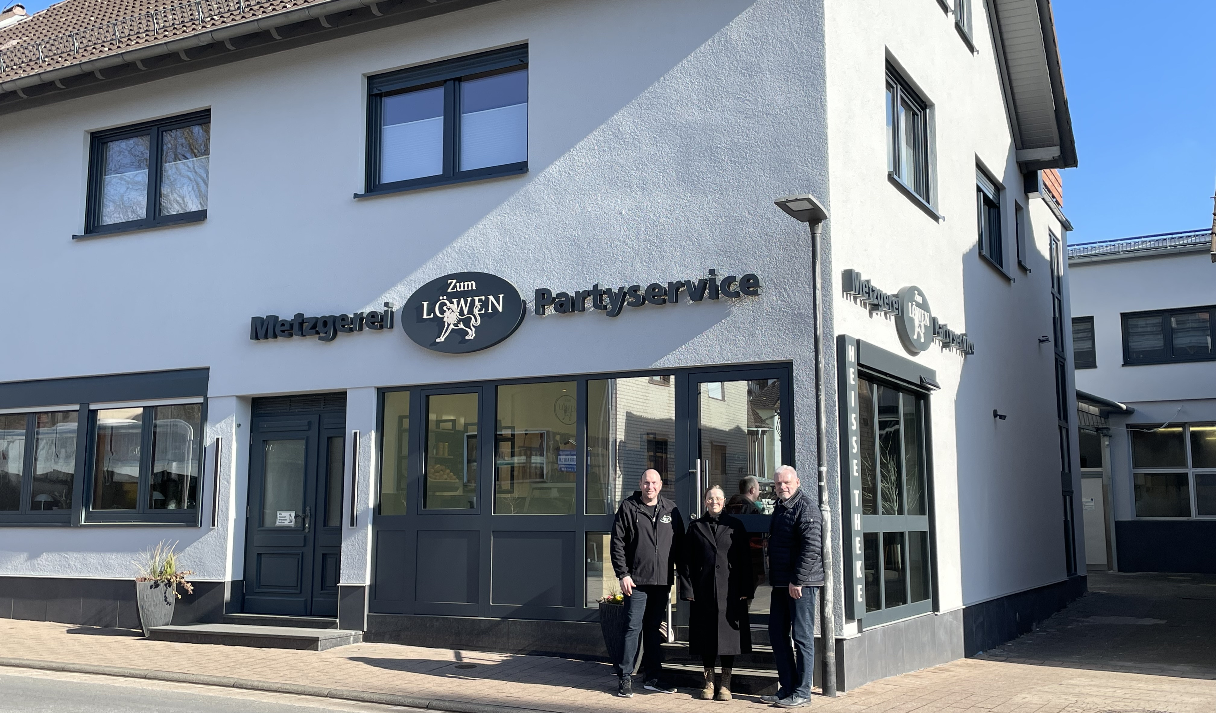 Vor der Metzgerei: (v..l.n.r.) Eigentümer Christoph Oberheim, Projektleiterin Kernbereichsmanagement Nicole Thamm und Bürgermeister Guido Kempel bei der erfolgreichen Abnahme der Maßnahme.