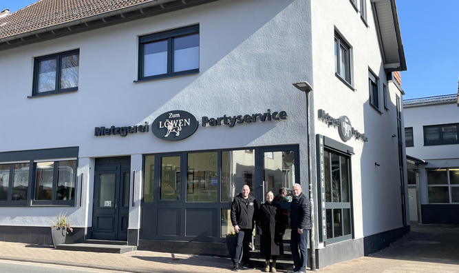 Vor der Metzgerei: (v..l.n.r.) Eigentümer Christoph Oberheim, Projektleiterin Kernbereichsmanagement Nicole Thamm und Bürgermeister Guido Kempel bei der erfolgreichen Abnahme der Maßnahme.