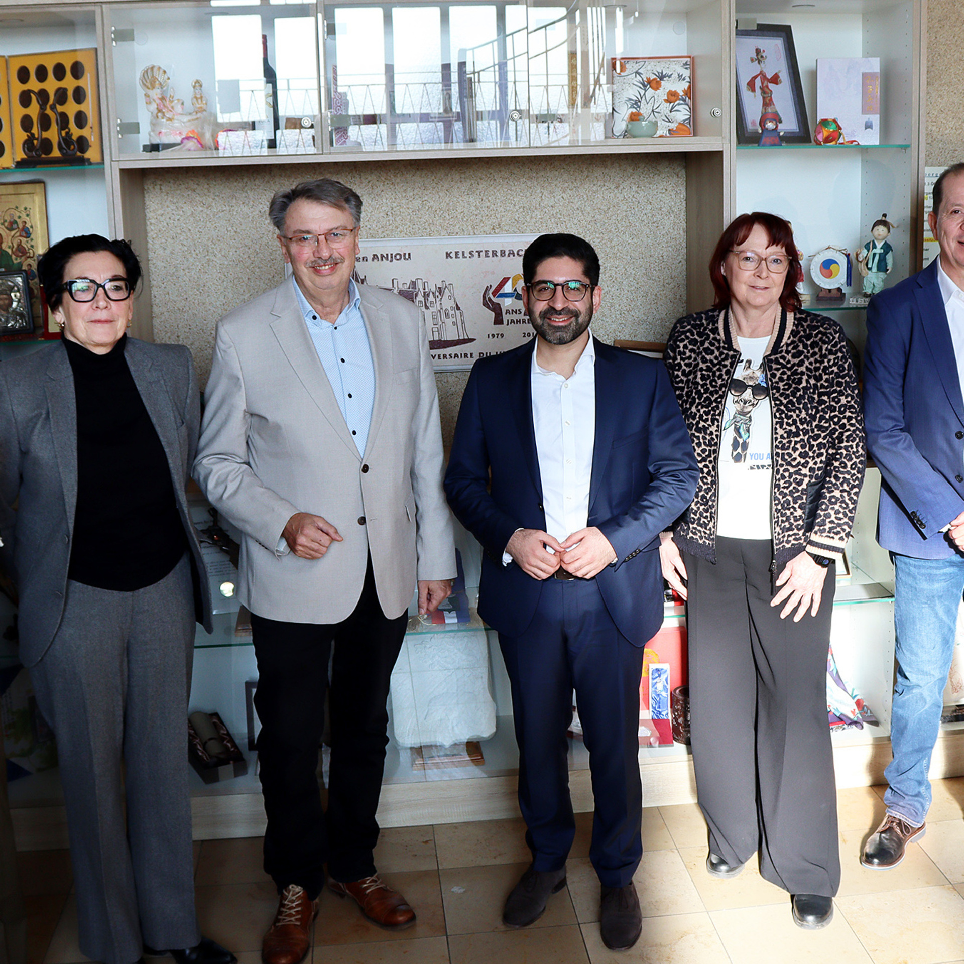 Nahm wertvolle Erkenntnisse mit: Hessens Energieminister Kaweh Mansoori (Mi.) mit (u.a.) Kelsterbachs Bürgermeister Manfred Ockel (3. v. li.), Marion Schmitz-Stadtfeld (2. v li., Leiterin ProjektStadt | Integrierte Stadtentwicklung) und Malaika Rahm (li., Projektleiterin ProjektStadt | Integrierte Stadtentwicklung). Foto: Stadt Kelsterbach / Sebastian Betzold