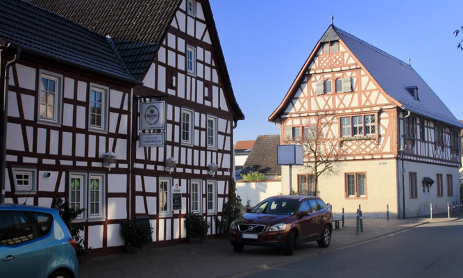 Fachwerkhäuser, Straße und Autos