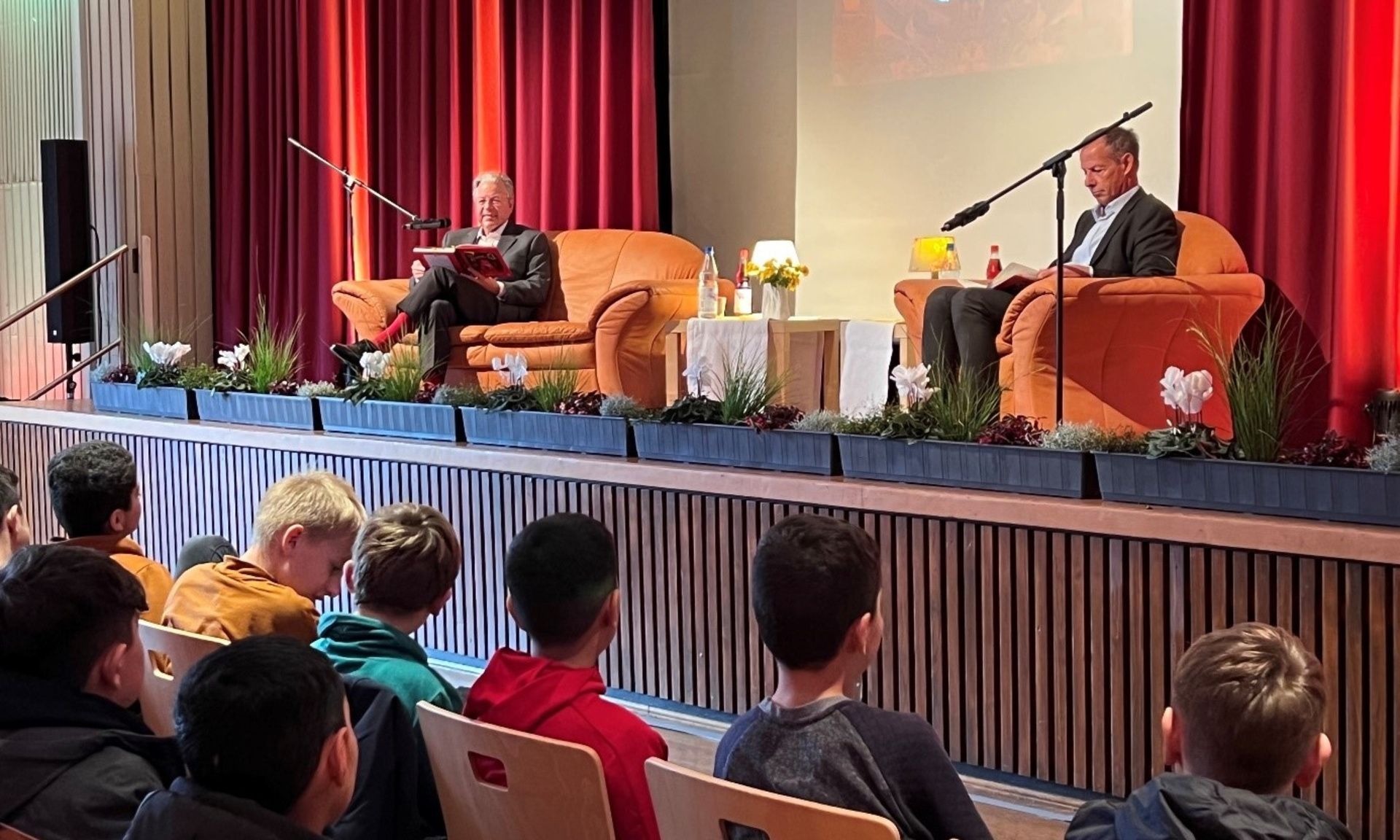  NHW-Geschäftsführer Dr. Constantin Westphal und Rüsselsheims Oberbürgermeister lesen Fünftklässlern vor.