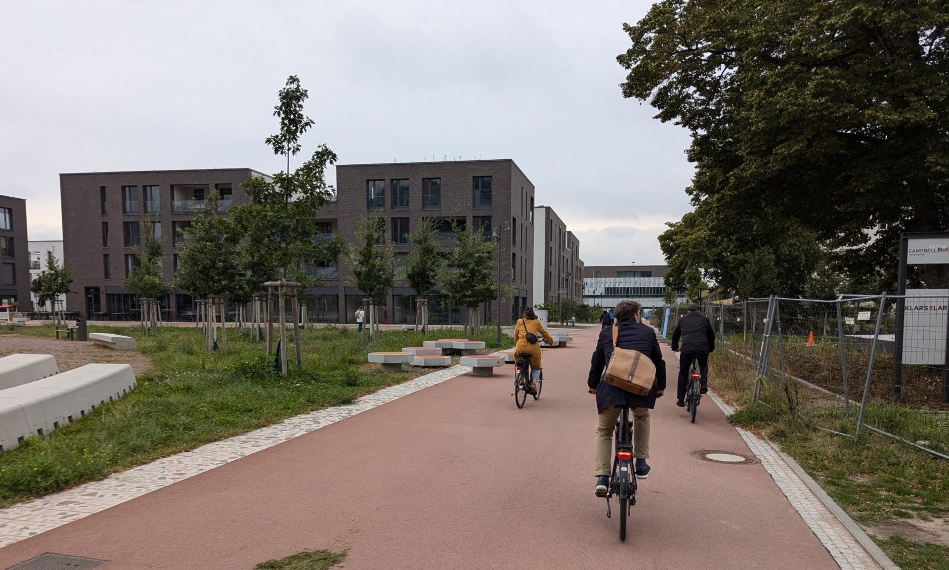 Fahrradfahrer auf einer Tour durch ehemalige Militärkasernen in Heidelberg
