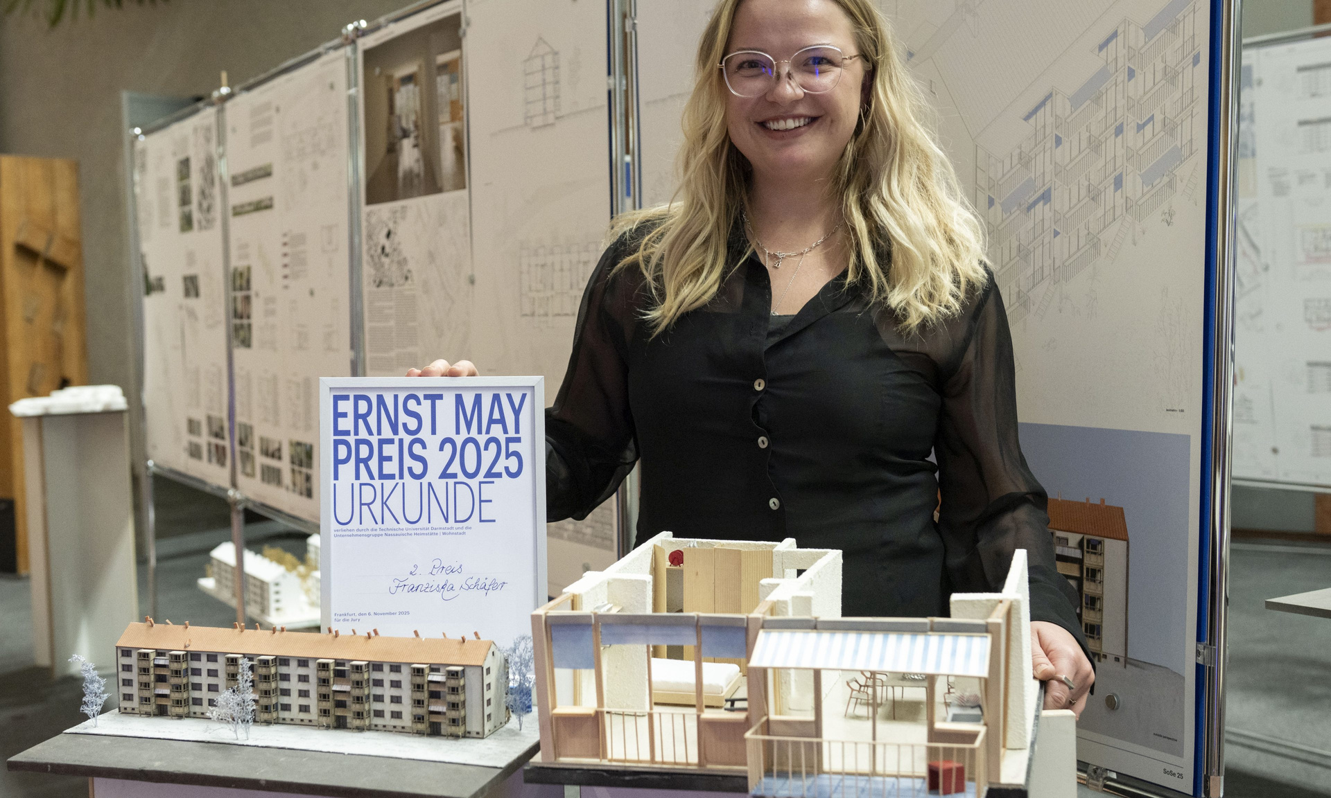 Die Zweitplatzierte Franziska Schäfer mit Urkunde und Modell