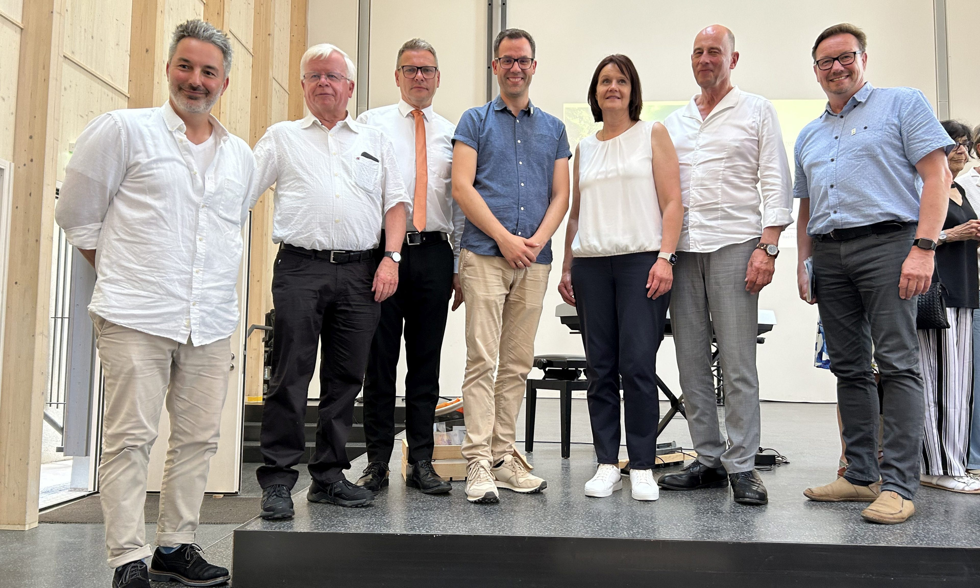 Das Projekt-Team: (v.l.n.r.): Rico Schubert (Architekt), Dr. Josef Trabert (Statiker), Matthias Strejc (Bürgermeister Bad Frankenhausen), Sebastian Nachtigal (ProjektStadt), Antja Hochwind-Schneider (Landrätin der Kyffhäuserkreises), Wolfgang Tiefensee (Thüringer Wirtschaftsminister a.D.) und Axel Berthold (ProjektStadt). Foto: ProjektStadt