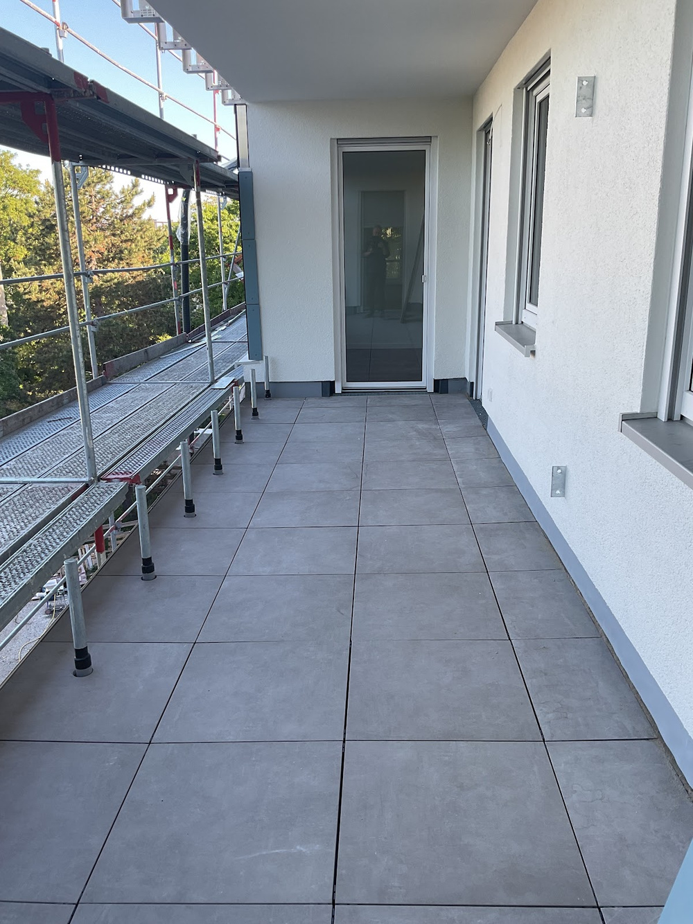 Loggia (Trennwand und Geländer werden noch installiert)