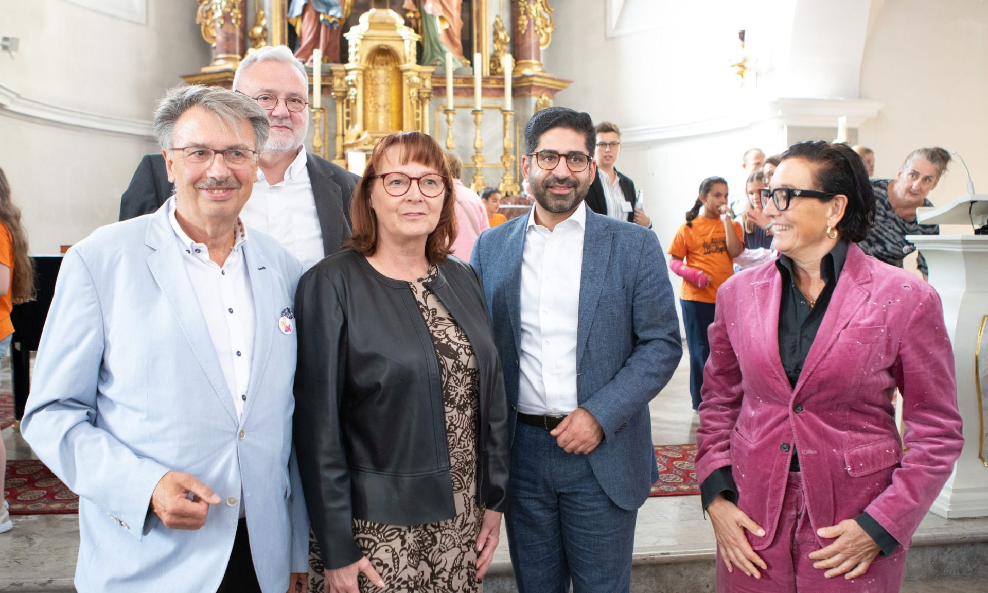 Bei der Eröffnung: (v. li.) Bürgermeister Manfred Ockel, Pfarrer Stefan Barton, Landtagsabgeordnete Kerstin Geis, Staatsminister Kaweh Mansoori und Marion Schmitz-Stadtfeld (ProjektStadt, Leiterin Integrierte Stadtentwicklung).