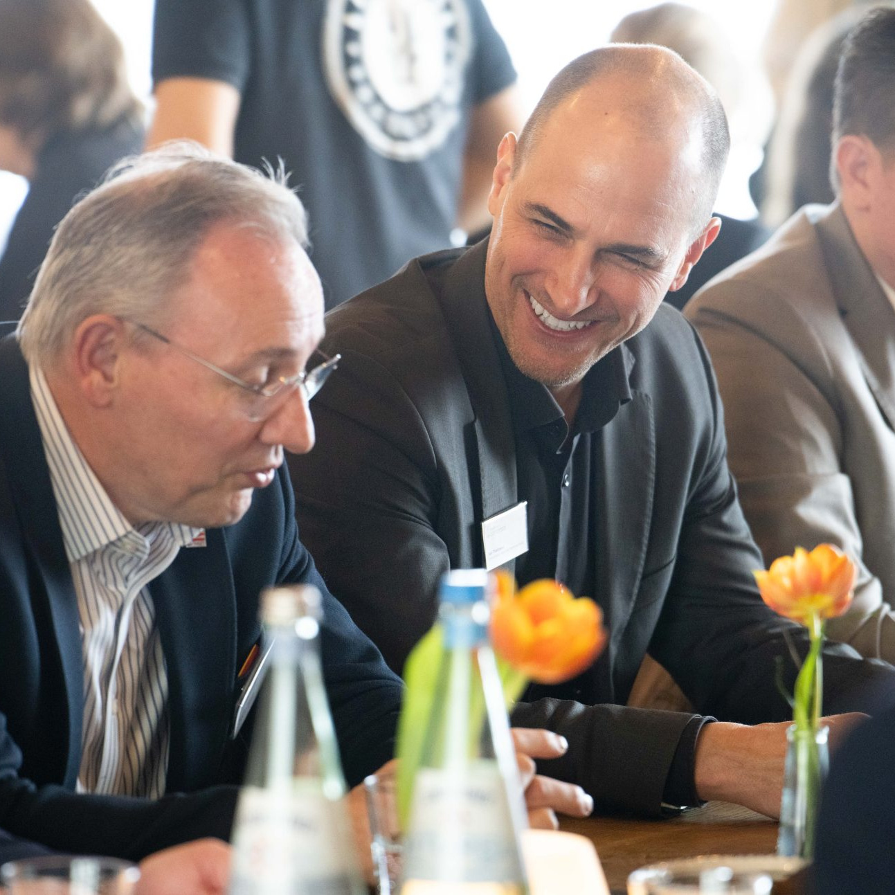 Mehrere Menschen angeregt im Gespräch bim jüngsten Treffen des Zukunftsbündnisses für den Sozialen Zusammenhalt