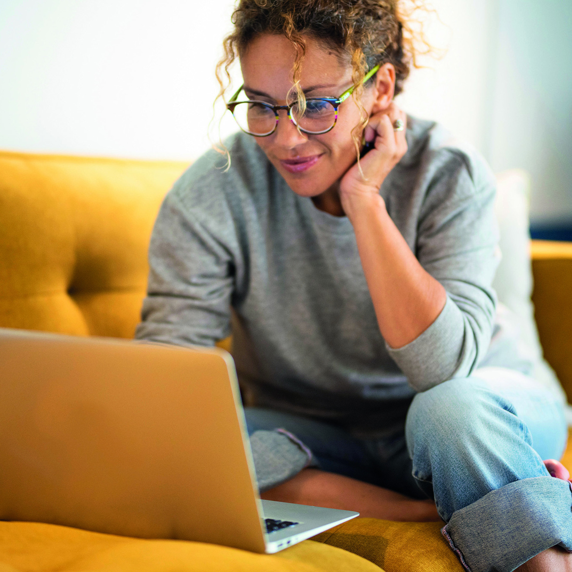 Frau sitzt vor einem Laptop