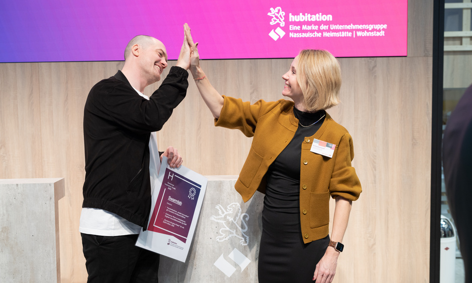  Pia Hesselschwerdt (Volkswohnung Karlsruhe) und Moritz Lohmann (Swarmlab GmbH Berlin) freuen sich über ihren Erfolg bei den hubitation finals.