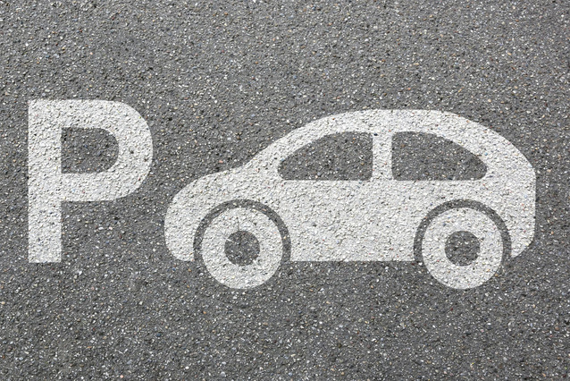 Straße mit P und Autosymbol