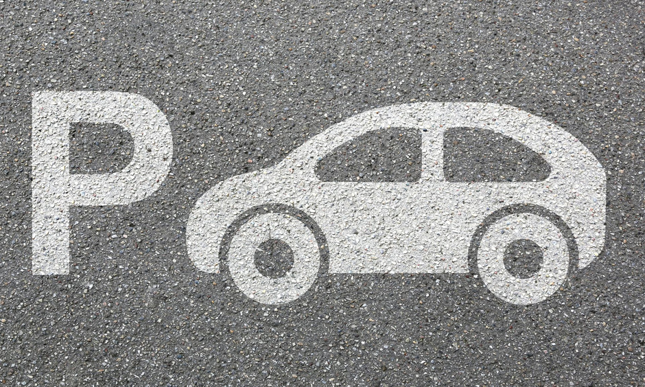 Straße mit P und Autosymbol