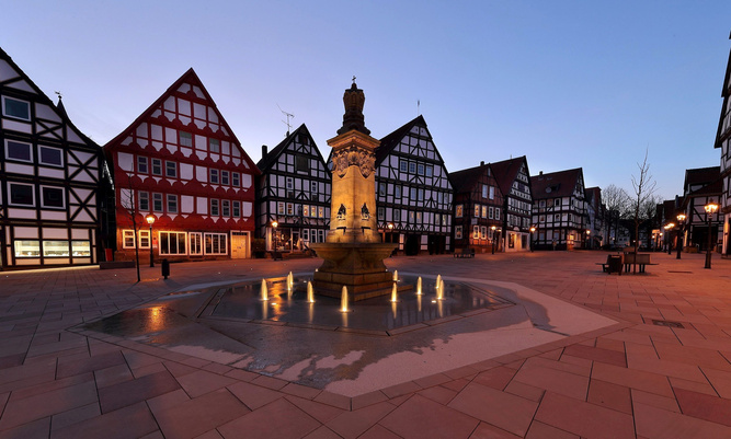 Fachwerkkulisse auf dem neu gestalteten Marktplatz in Hofgeismar bei Dämmerung