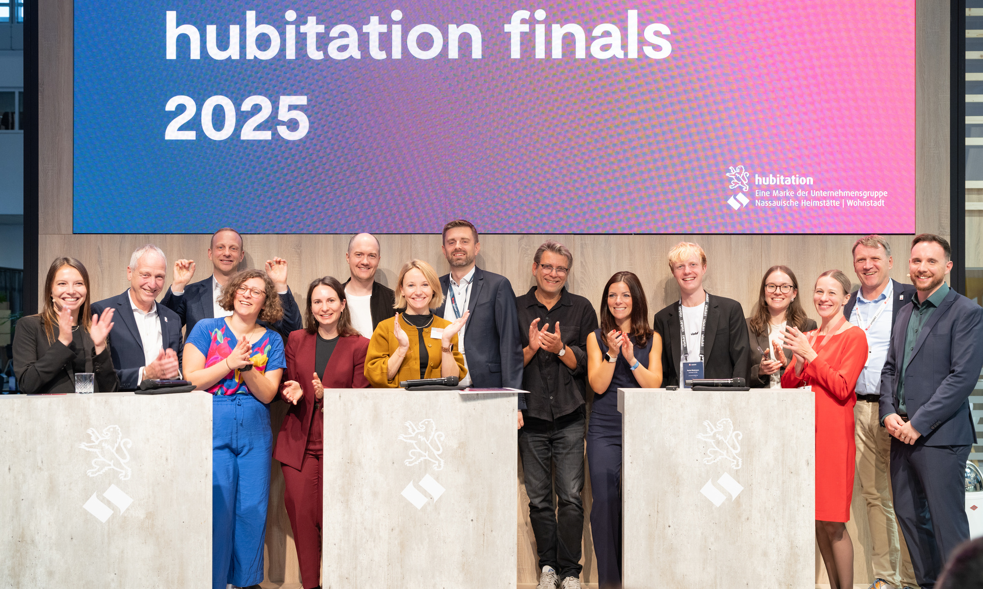 Startups, Jurymitglieder und Vertreter der NHW beim gemeinsamen Gruppenfoto auf der EXPO REAL in München. 