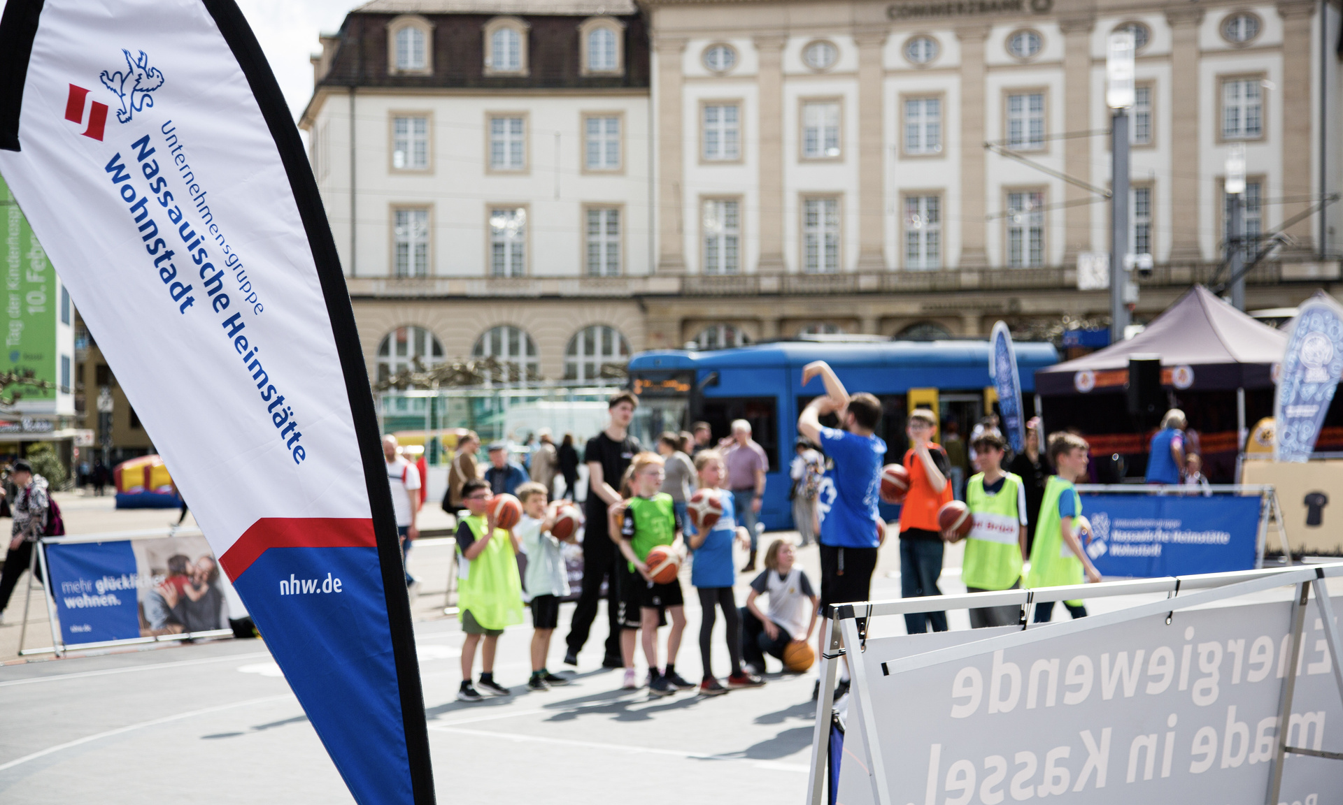 Im Vordergrund steht eine Beachflag der NHW.