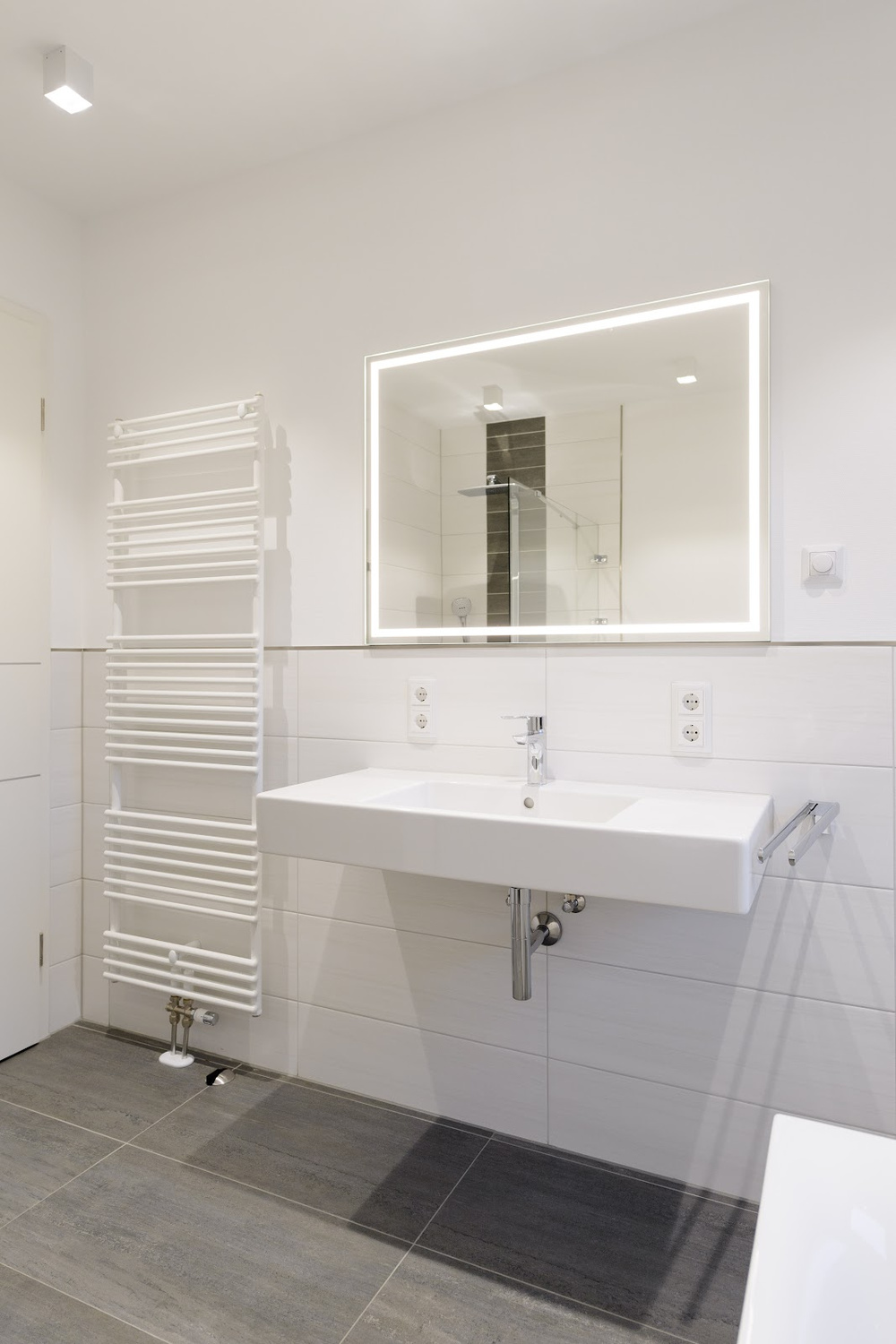Badezimmer mit Dusche und Wanne