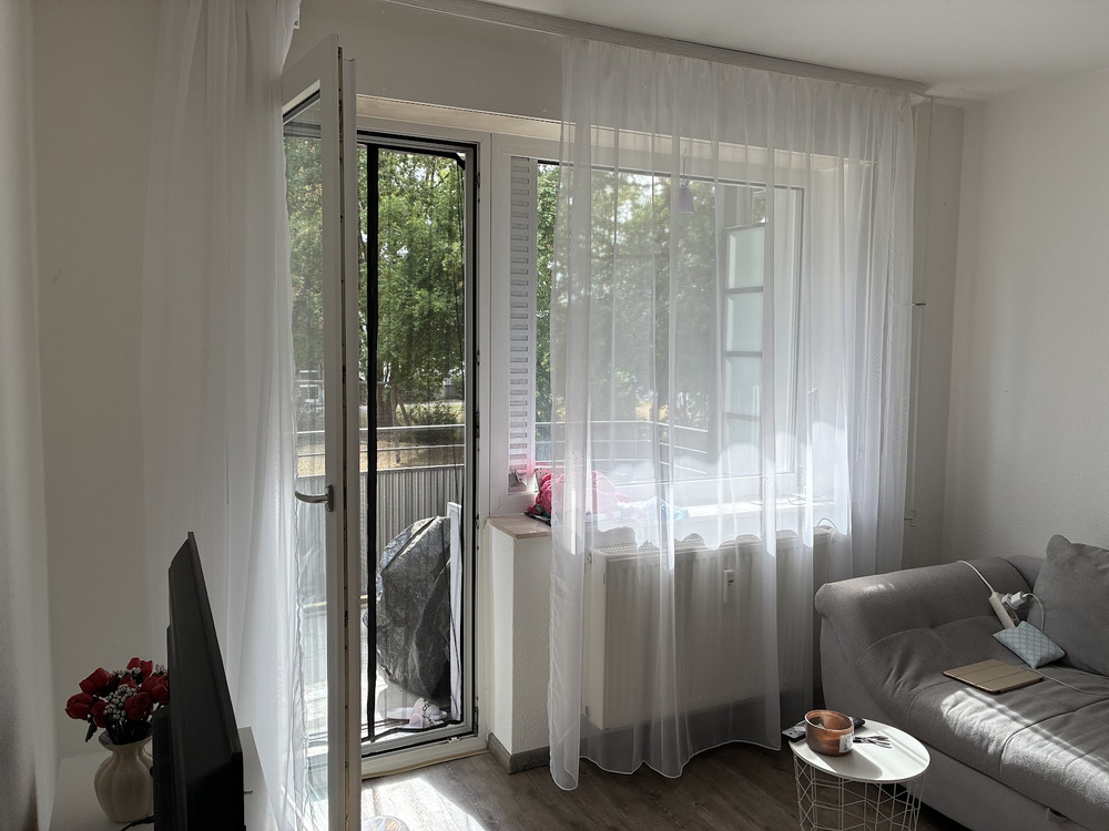 Wohnzimmer mit Balkon