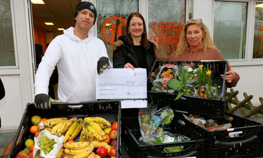 Spende für die Tafel Offenbach: NHW-Regionalcenterleiterin Sabine Mehlis (Mi.) übergibt den Scheck an Leiterin Christine Sparr und Mitarbeiter Daniele Sciortino.