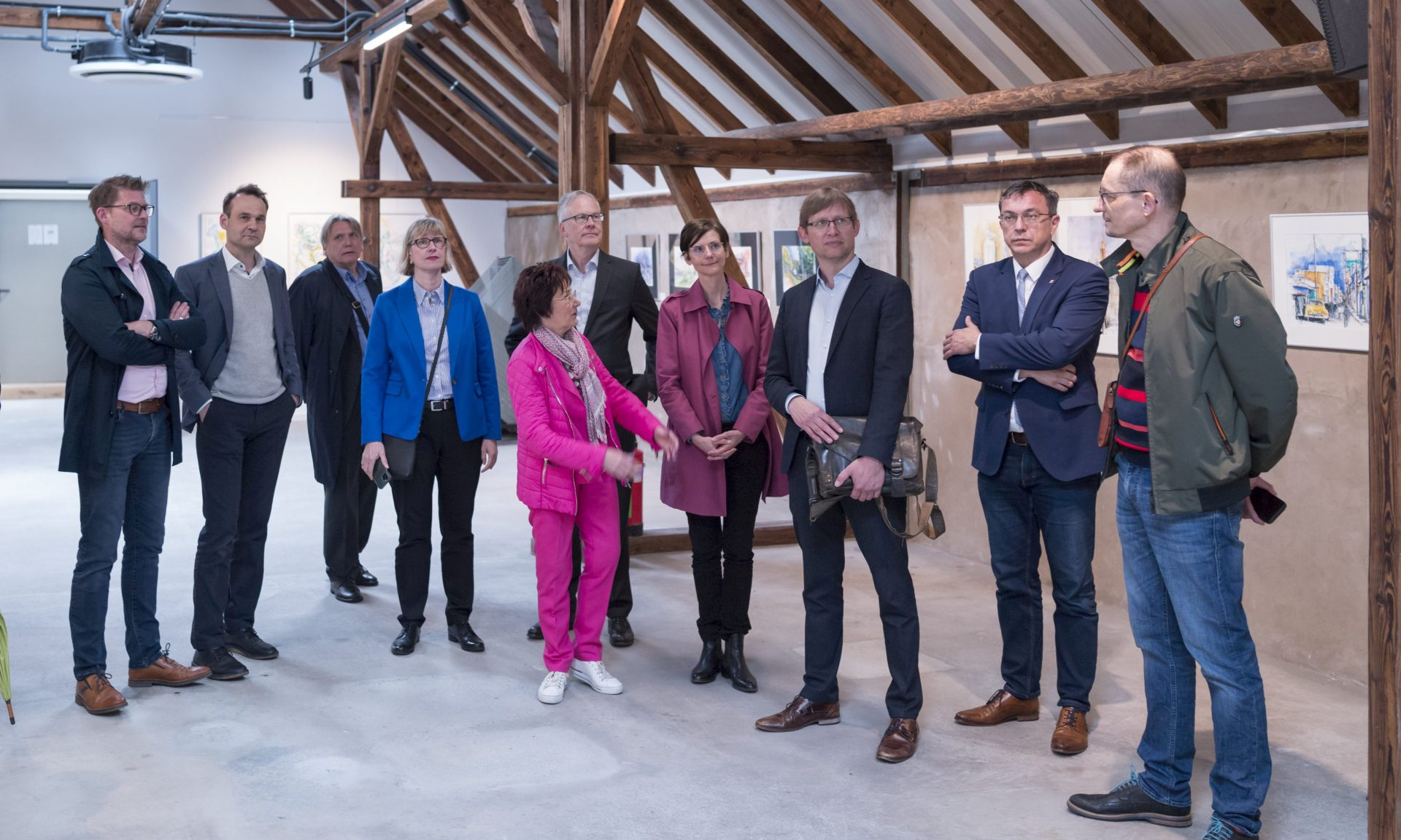 Eine Gruppe von zehn Menschen in einem historischen Gebäude in Bürstadt