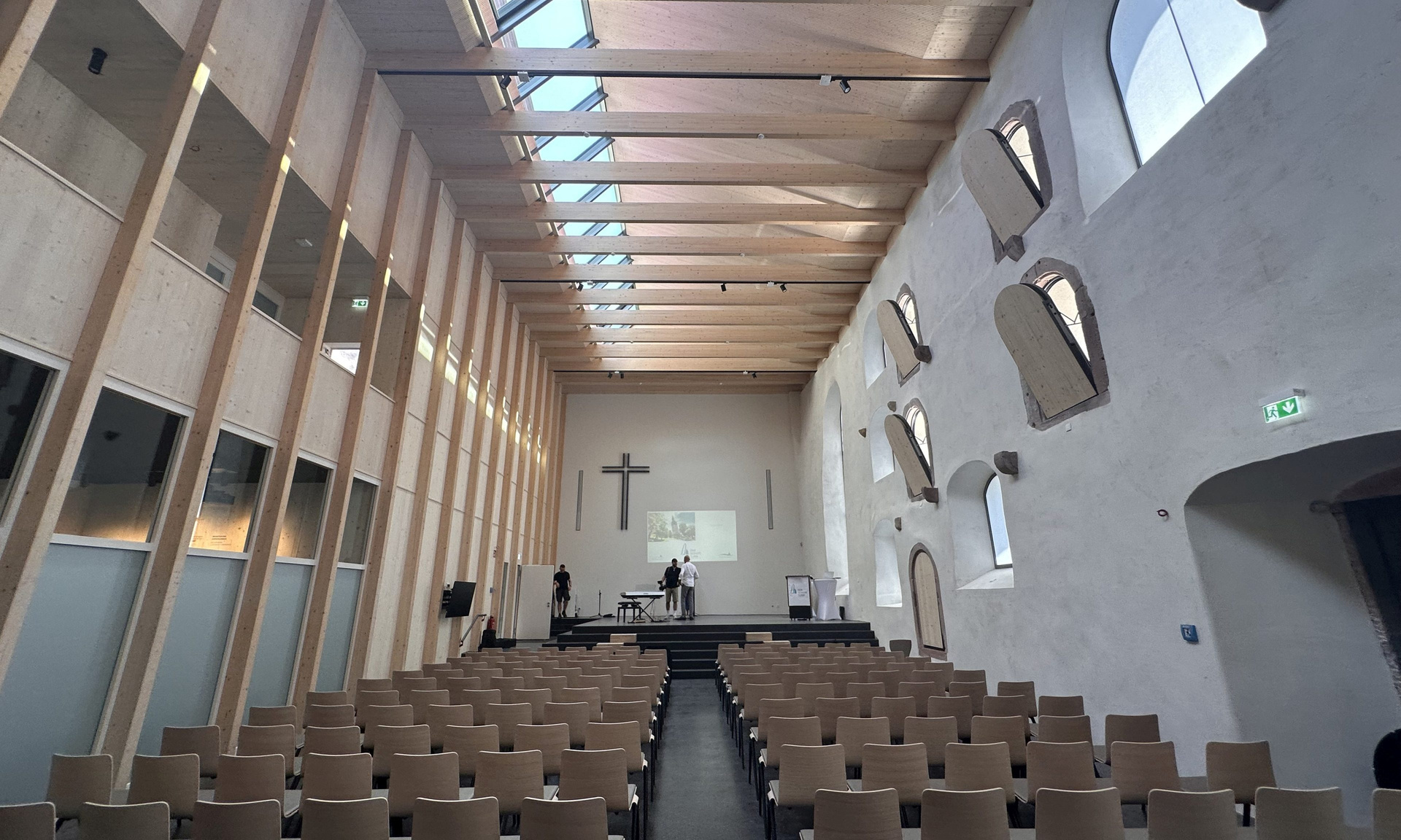 Blick ins ehemalige Kirchenschiff, das jetzt ein Veranstaltungssaal ist