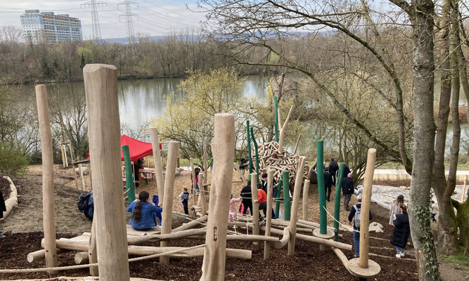 Blick auf den neuen Abenteuerspielplatz, im Hintergrund der Main