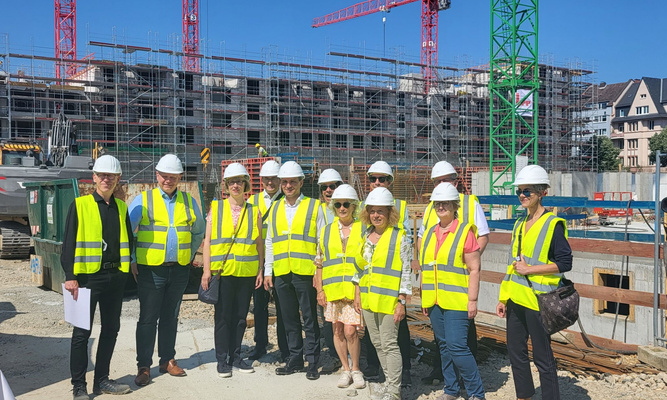 Gruppenfoto von der Studienreise der SWSG mit NHW-Geschäftsführerin Monika Fontaine-Kretschmer (3.v.l.) und NHW-Projektleiter Peter Söhngen (li.).