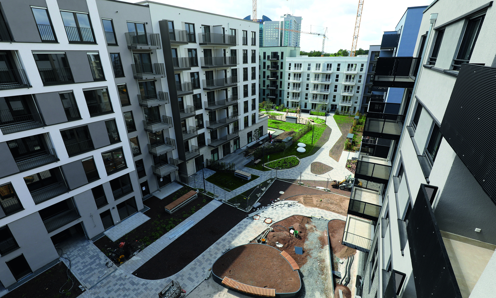 Das Bild zeigt einen Gebäudekomplex mit Blick auf den Innenhof aus dem Quartier Schönhof-Viertel in Frankfurt-Bockenheim der NHW