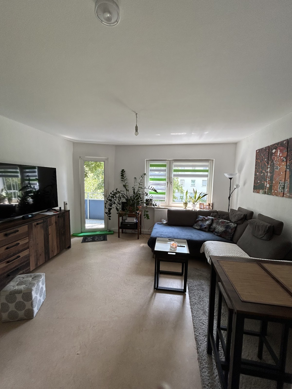 Wohnzimmer mit Balkonaustritt