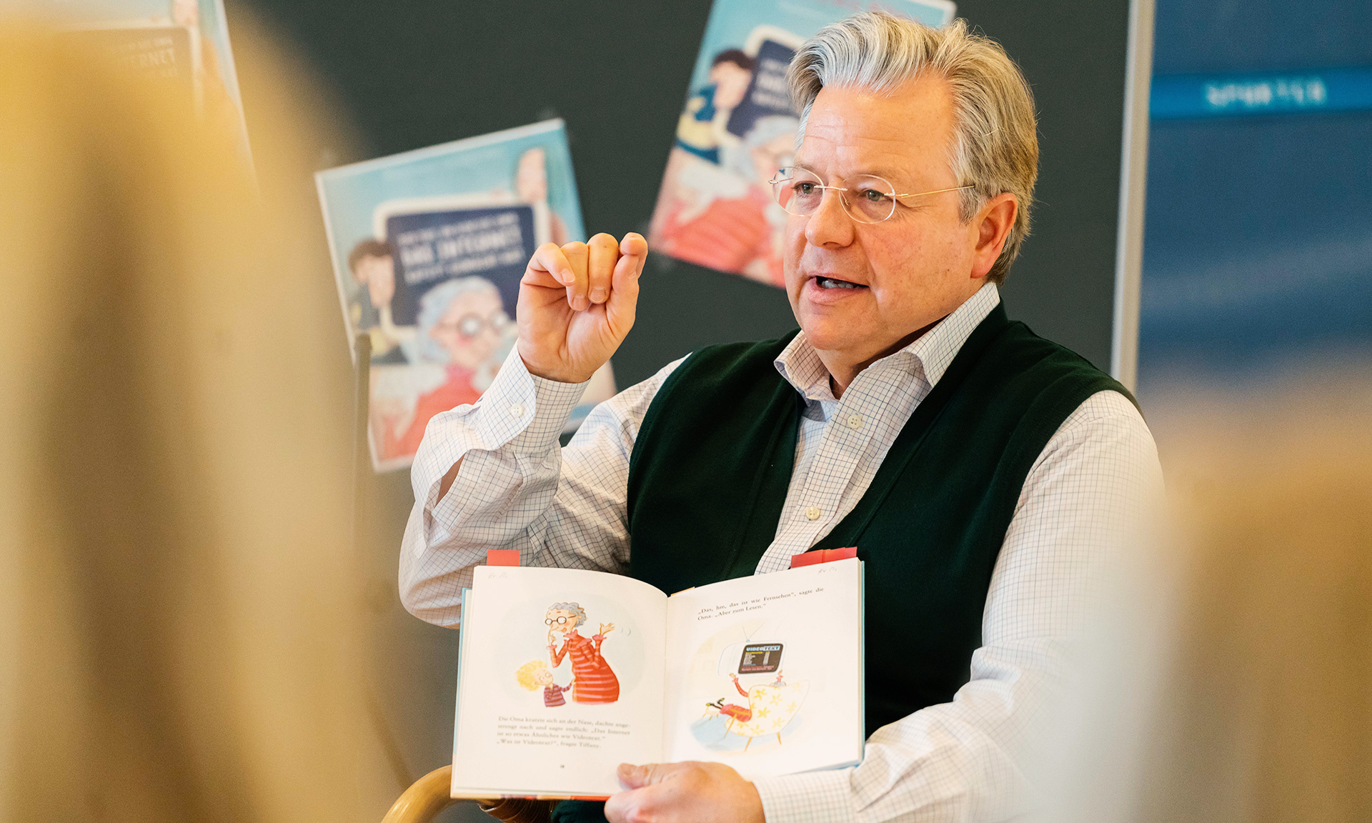 Geschäftsführer Dr. Constantin Westphal bei einer Lesung