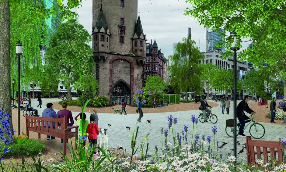 Belebter Platz in Frankfurt mit einem Turm und im Hintergrund mit der Skyline. Auf dem Platz sieht man Menschen, die auf einer Bank sitzen und Spaziergänger sowie Radfahrer.