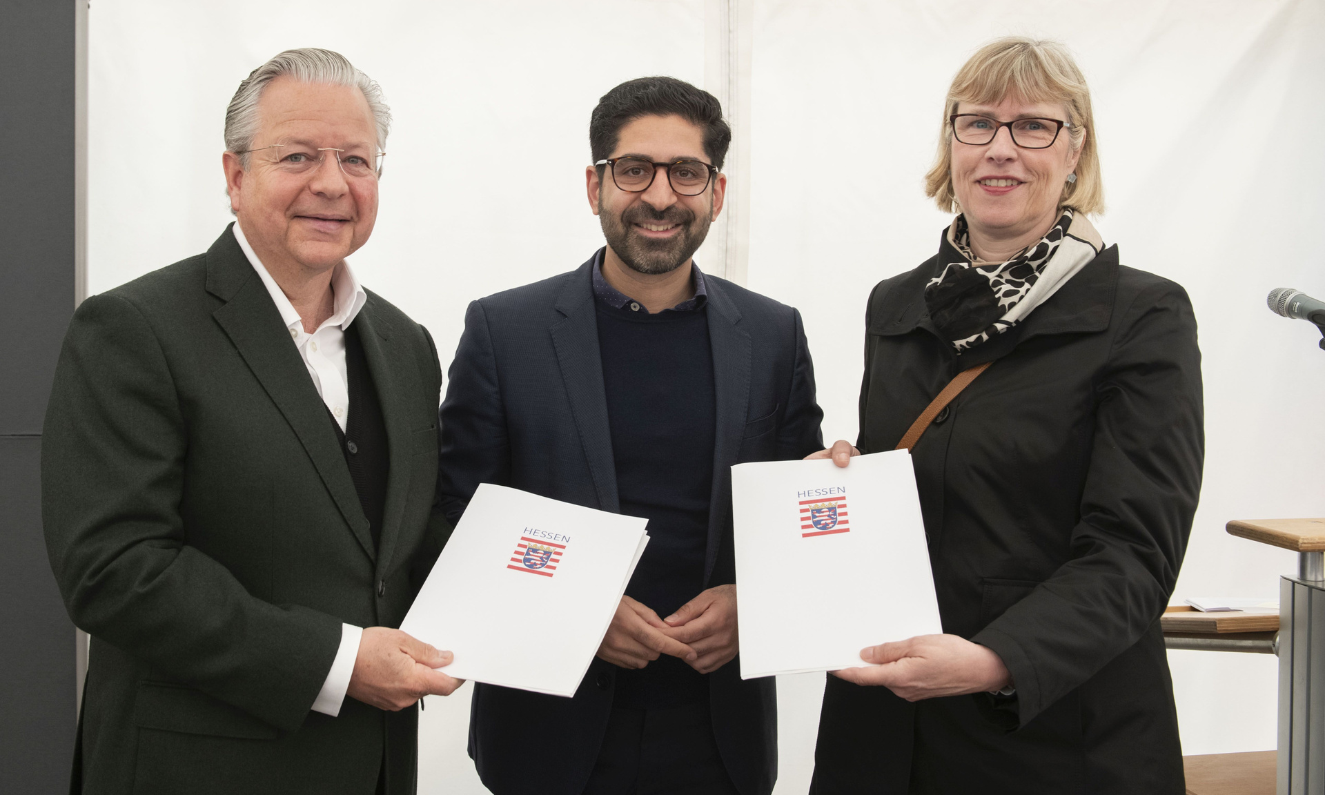 Wirtschaftsminister Kaweh Mansoori (Mitte) übergab den Förderbescheid des Landes Hessen an die beiden NHW-Geschäftsführer(in) Dr. Constantin Westphal und Monika Fontaine-Kretschmer.