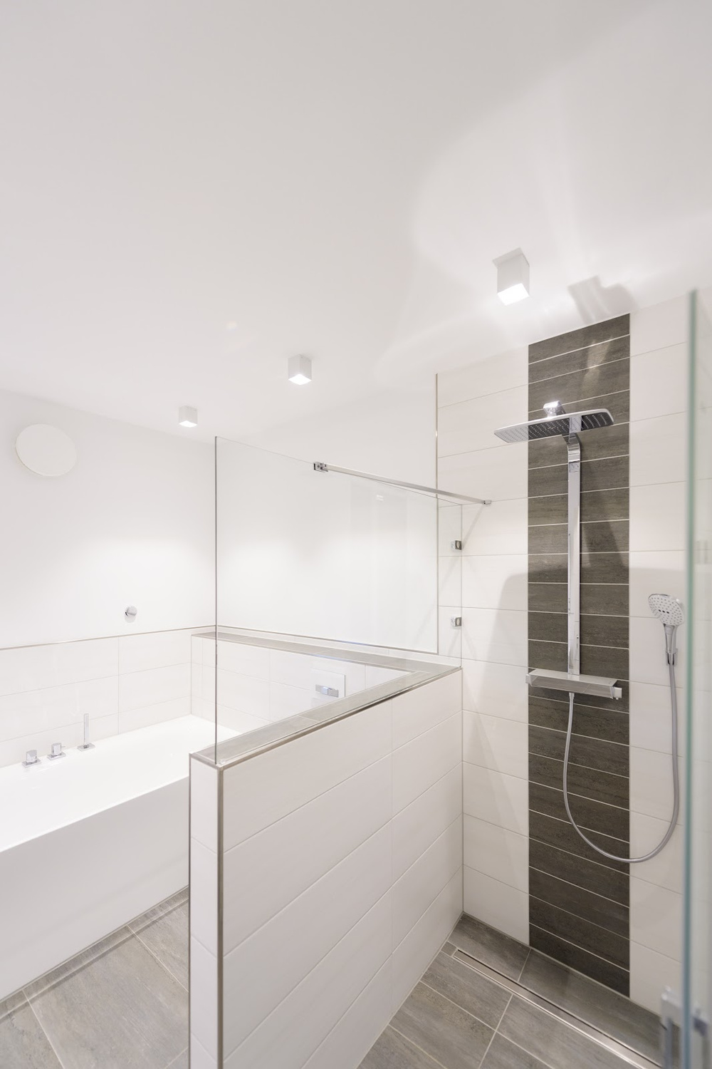 Badezimmer mit Dusche und Wanne