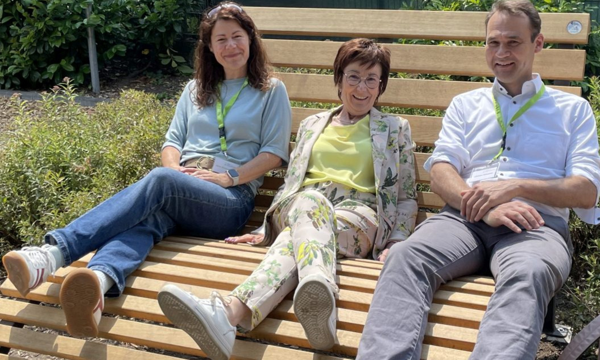 Bürstadts Bürgermeisterin Barbara Schader (Mi.) sowie die ProjektStadt-Mitarbeiter Jana Simon-Bauer und Christian Schwarzer auf einem überdimensionalen Holz-Liegestuhl.