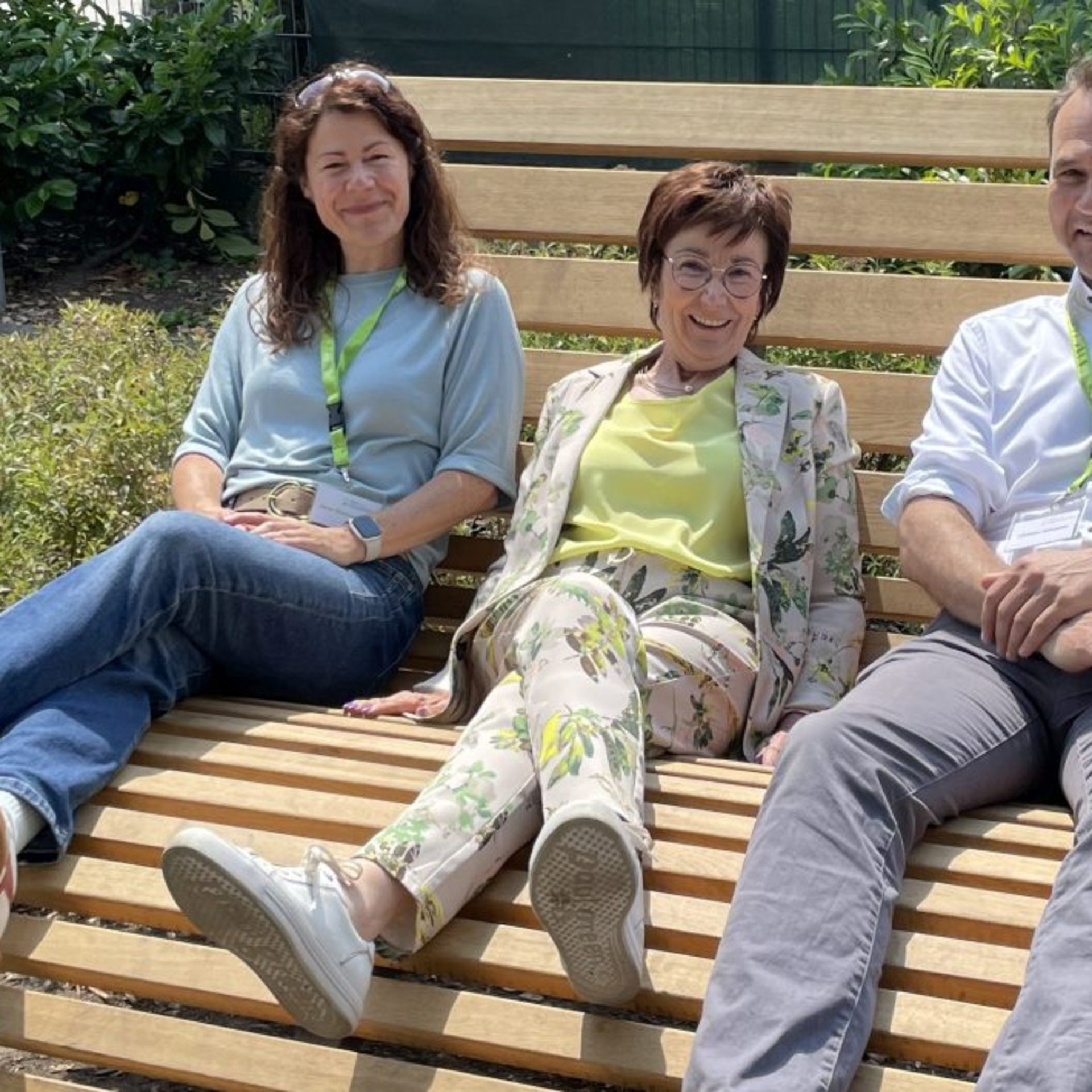 Bürstadts Bürgermeisterin Barbara Schader (Mi.) sowie die ProjektStadt-Mitarbeiter Jana Simon-Bauer und Christian Schwarzer auf einem überdimensionalen Holz-Liegestuhl.