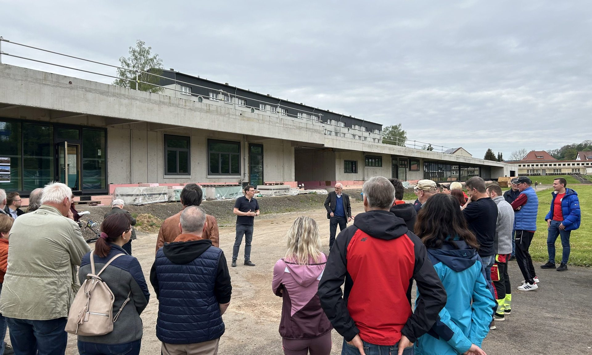 Besuchergruppe vor dem Rohbau des Kommunikations-, Sport- und Freizeitzentrum in Schmalkalden