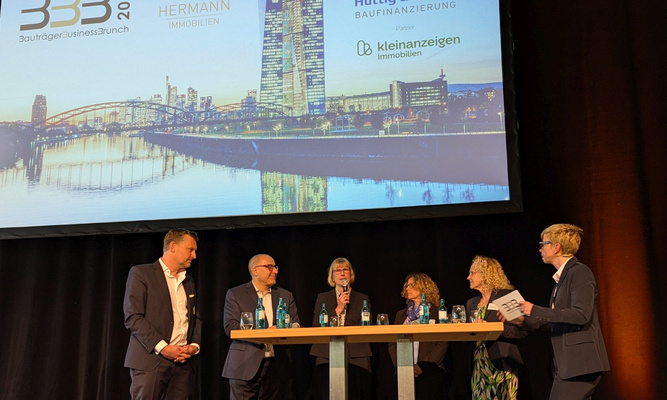 Expertenrunde beim Bauträger Business Brunch mit NHW-Geschäftsführerin Monika Fontaine-Kretschmer, Staatssekretärin Ines Fröhlich, Anja Herdel, Geschäftsführerin Wissenschaftsstadt Darmstadt Marketing GmbH, Roland Stöcklin, Geschäftsführer Stadtentwicklungsgesellschaft Wiesbaden mbH, und Gerald Lipka, Geschäftsführer BFW Landesverband Freier Immobilien- und Wohnungsunternehmen Hessen/Rheinland-Pfalz/Saarland.
