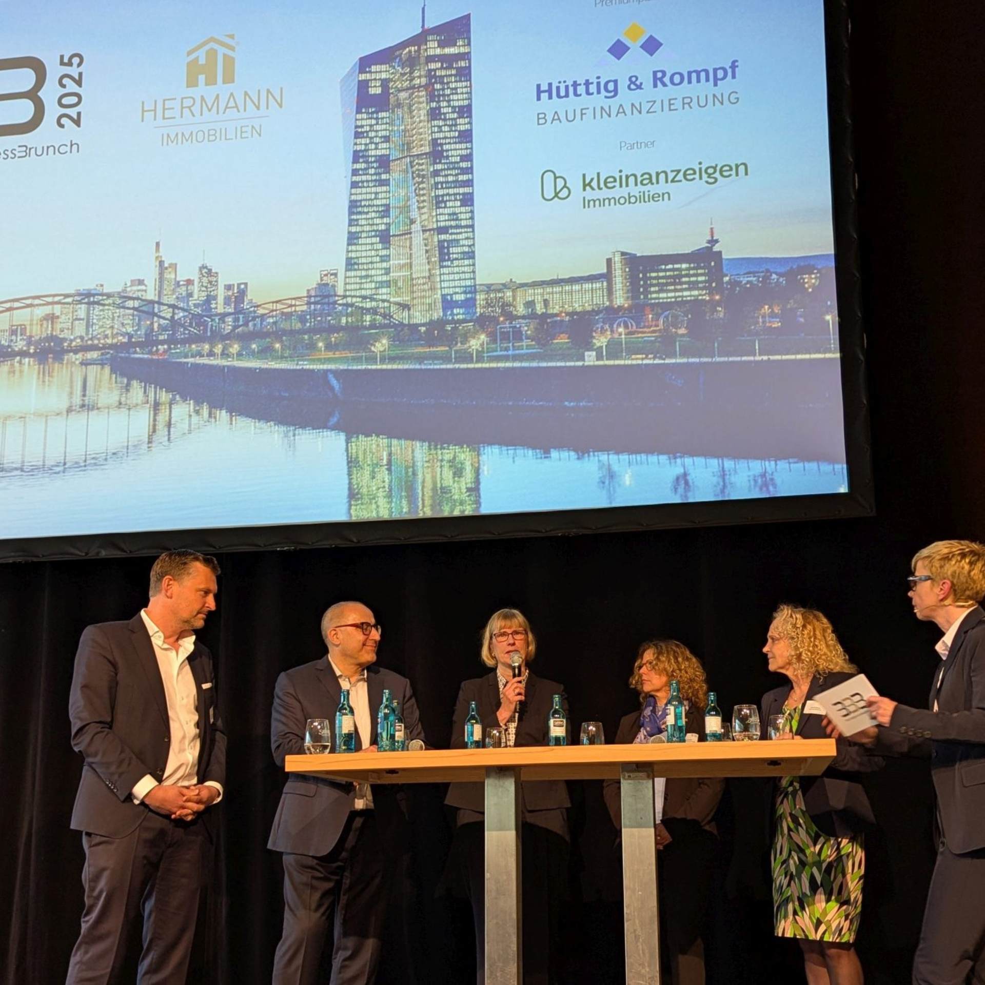 Expertenrunde beim Bauträger Business Brunch mit NHW-Geschäftsführerin Monika Fontaine-Kretschmer, Staatssekretärin Ines Fröhlich, Anja Herdel, Geschäftsführerin Wissenschaftsstadt Darmstadt Marketing GmbH, Roland Stöcklin, Geschäftsführer Stadtentwicklungsgesellschaft Wiesbaden mbH, und Gerald Lipka, Geschäftsführer BFW Landesverband Freier Immobilien- und Wohnungsunternehmen Hessen/Rheinland-Pfalz/Saarland.